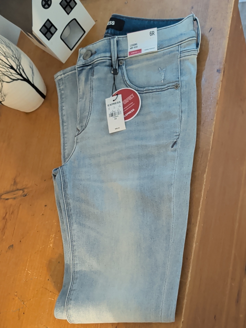 Express Women's Light Wash Legging Jeans